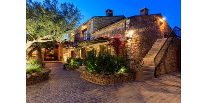Luxusurlaub - Bar: Poolbar - Hotel de la Ferme Murtoli, courtyard by night - Hotel de la Ferme - Murtoli