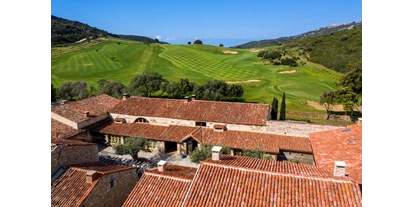 Luxusurlaub - Bar: Poolbar - Hotel de la Ferme Murtoli, view over the golf course - Hotel de la Ferme - Murtoli
