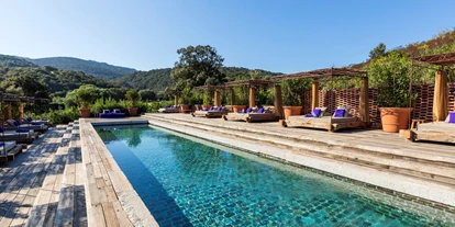 Luxusurlaub - Bar: Poolbar - Hotel de la Ferme Murtoli, pool paved heated - Hotel de la Ferme - Murtoli
