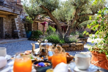 Luxushotel: Hotel de la Ferme Murtoli, breakfast in the courtyard - Hotel de la Ferme - Murtoli