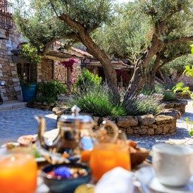 Luxushotel: Hotel de la Ferme Murtoli, breakfast in the courtyard - Hotel de la Ferme - Murtoli