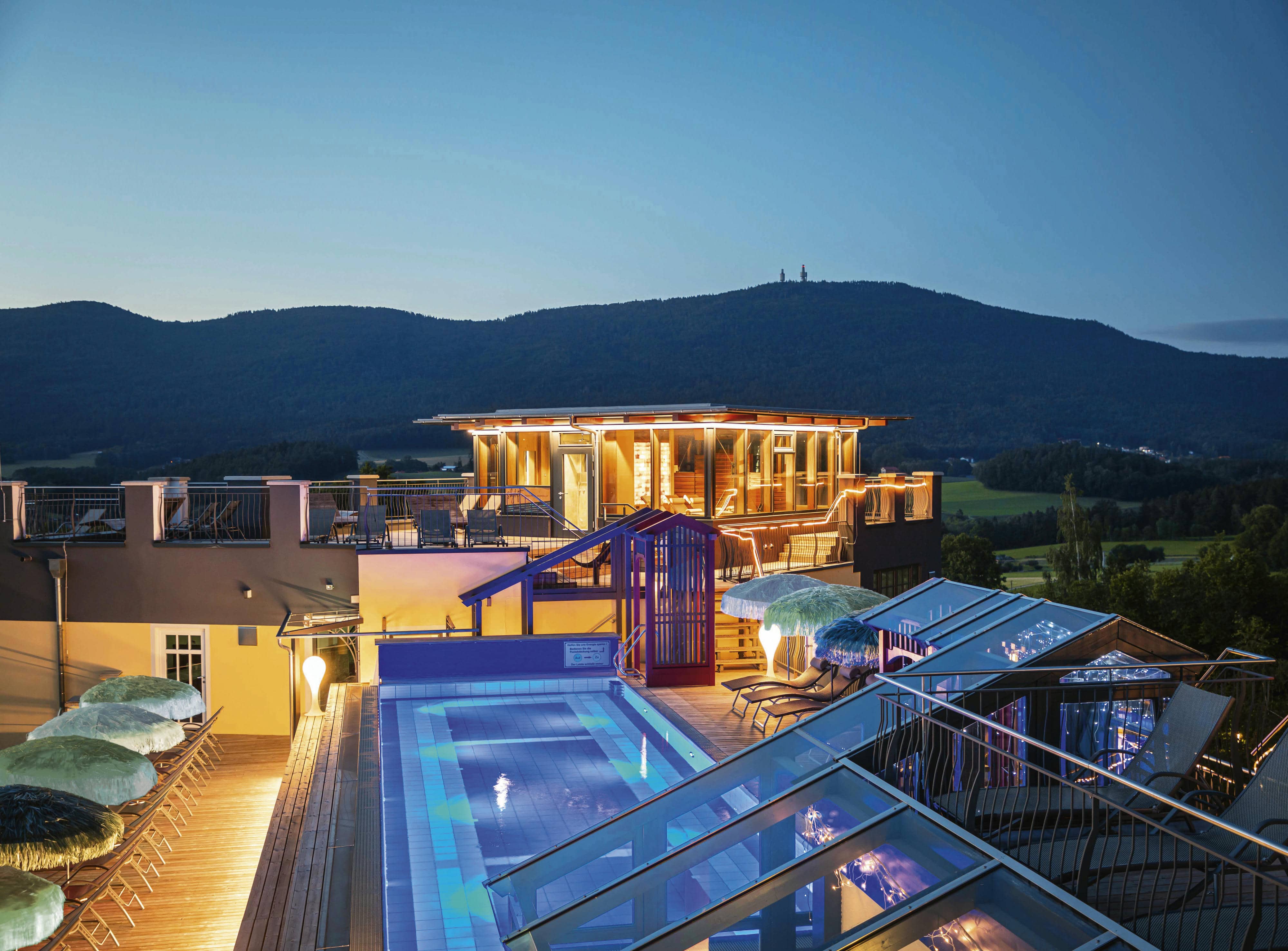Luxusurlaub - Bayern - Dachpool mit Blick auf den Hohenbogen - Spirit & SPA Birkenhof am Elfenhain