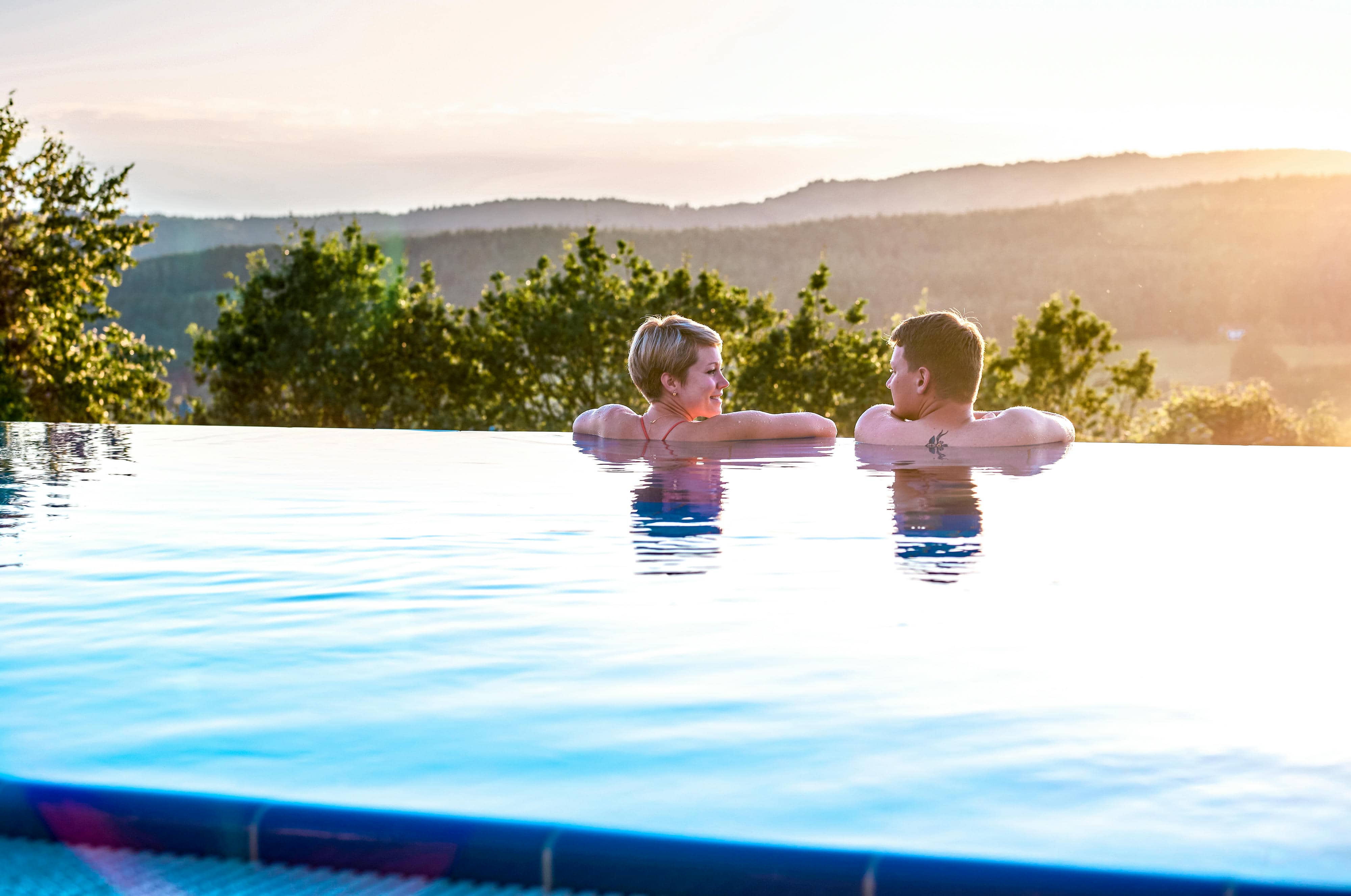 Luxusurlaub - Bayern - Dachpool bei Sonnenuntergang mit Blick auf Grafenwiesen - Spirit & SPA Birkenhof am Elfenhain