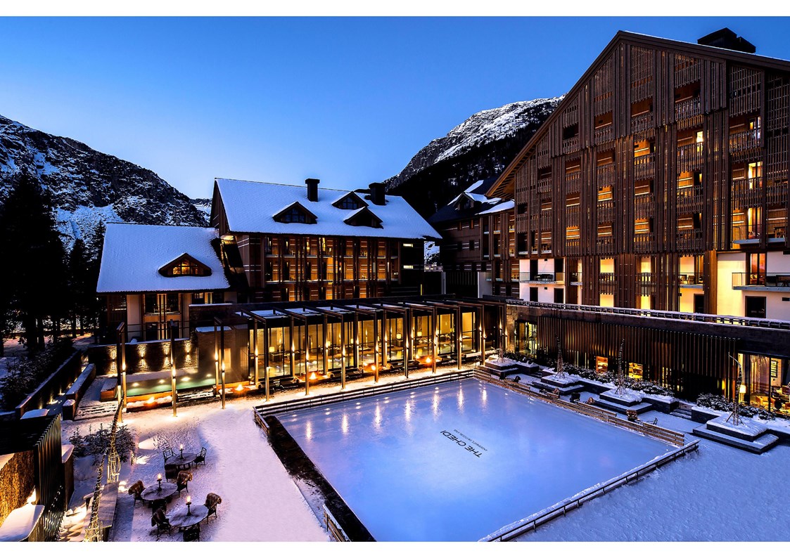 Luxushotel: The Courtyard during winter - The Ice Rink - The Chedi Andermatt