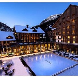 Luxushotel: The Courtyard during winter - The Ice Rink - The Chedi Andermatt