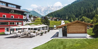 Luxusurlaub - Sen Jan di Fassa - Terrasse - Hotel Alpenroyal