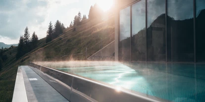 Luxusurlaub - Kappl (Kappl) - Infinitypool Sonnenuntergang - Hotel Alpenstern