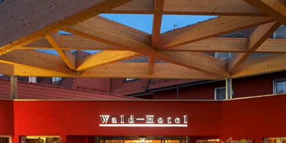 Luxusurlaub - Hotel-Schwerpunkt: Luxus & Familie - Hoteleingang. - Waldhotel Stuttgart