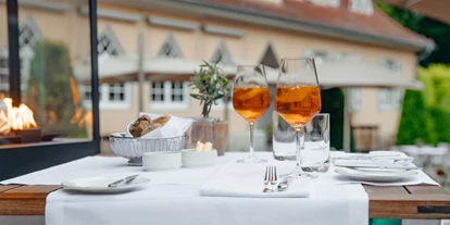 Luxusurlaub - Hotel-Schwerpunkt: Luxus & Familie - Terrasse am Abend - Waldhotel Stuttgart