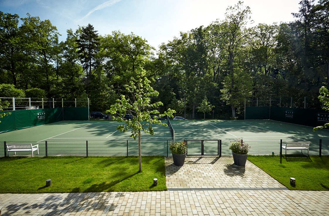 Luxushotel: Tennisplatz. - Waldhotel Stuttgart