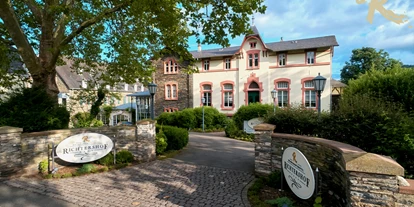 Luxusurlaub - Einrichtungsstil: modern - Dohr - Zufahrt des Weinromantikhotels Richtershof - Weinromantikhotel Richtershof