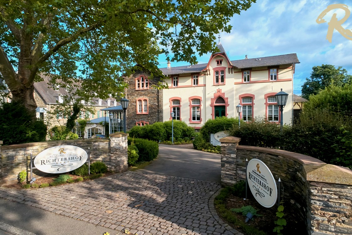 Luxushotel: Zufahrt des Weinromantikhotels Richtershof - Weinromantikhotel Richtershof
