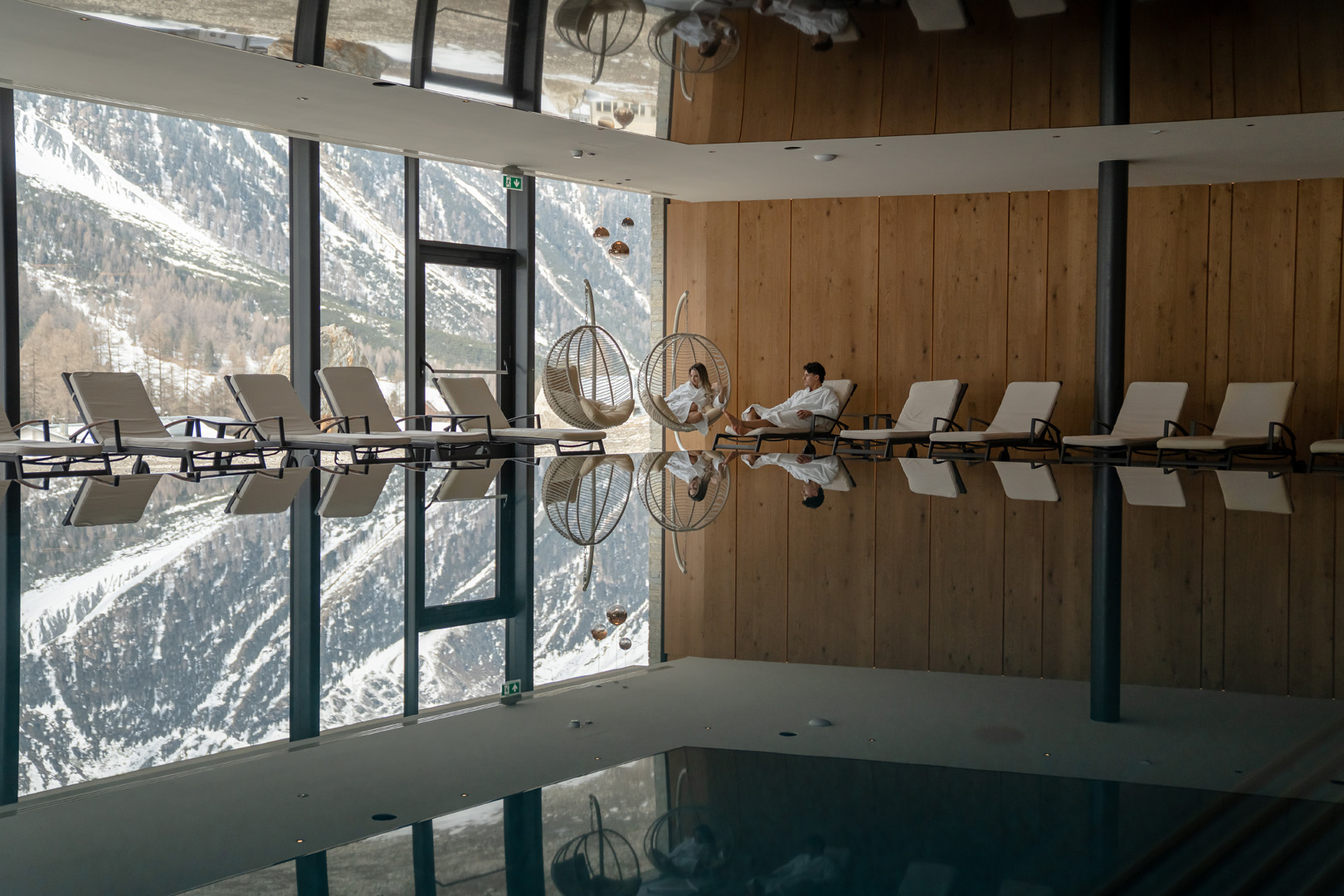 Luxushotel: Indoor Pool mit Panoramaausblick auf den König Ortler - Hotel DIE POST am Ortler