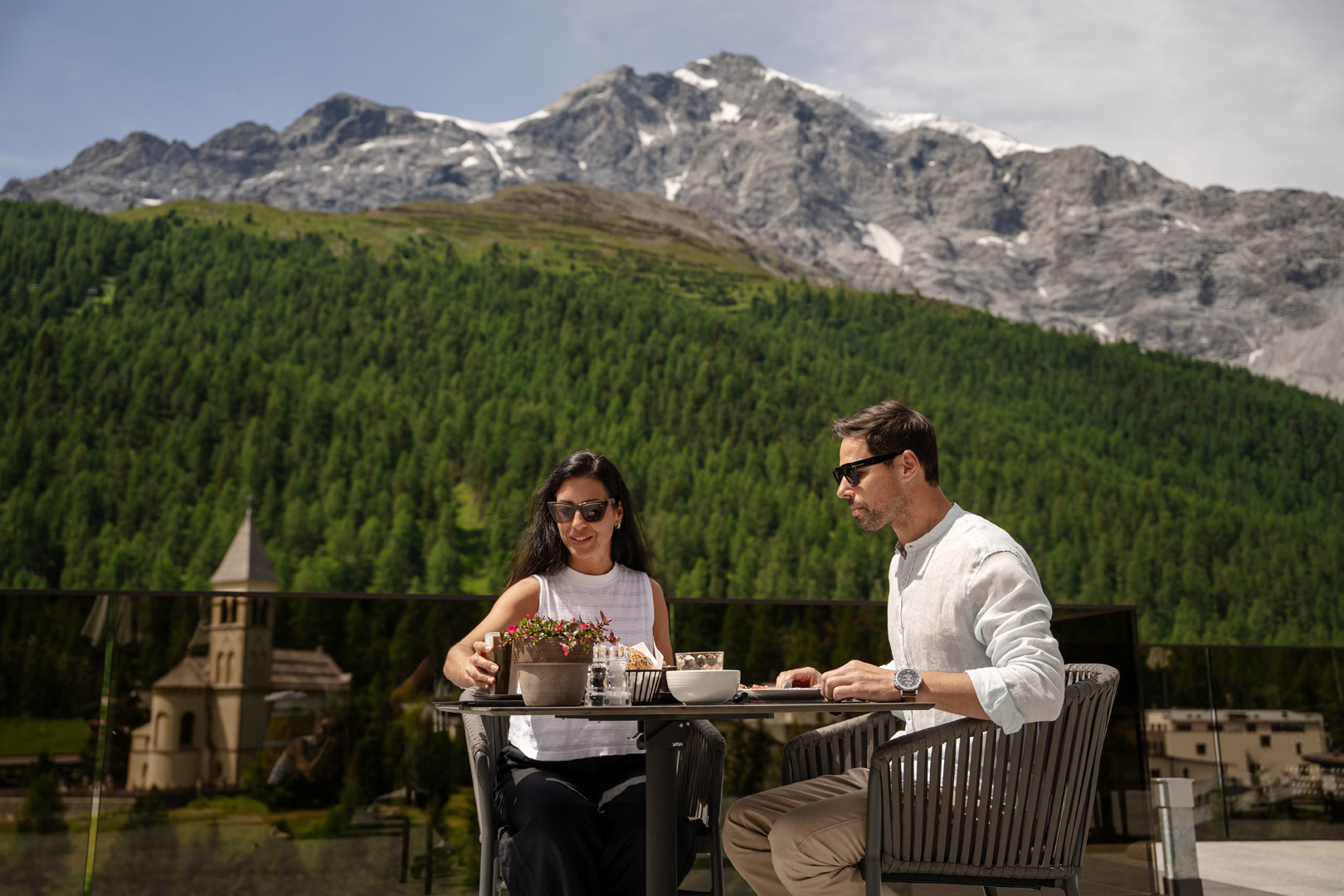 Luxushotel: Essen auf der Hotel Terrasse vor imposanten Bergpanorama - Hotel DIE POST am Ortler