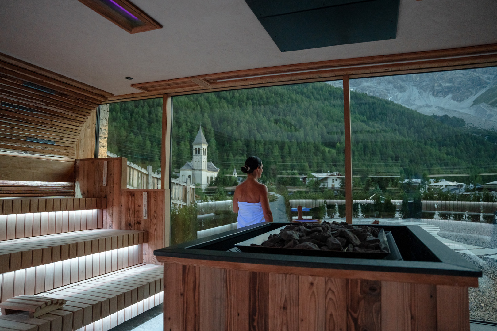 Luxushotel: Panorama Sauna mit Ausblick auf Ortlergruppe - Hotel DIE POST am Ortler