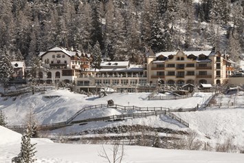 Luxushotel: Hotelansicht im Winter - Hotel Post Sulden