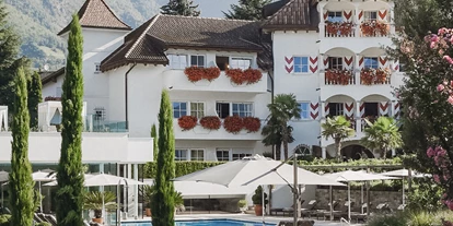Luxusurlaub - Völlan - Am Rot-Weiß der Fensterläden erkennen Sie das Hanswirt-Ensemble in Rabland bei Meran. Im 4-Sterne-S-Hotel mit dem vielfach ausgezeichneten Gourmet-Restaurant begegnen Ihnen Geschichte von 1357 an und Südtiroler Hotellerie mit Charme, Stil und Behaglichkeit. Kunst auf Schritt und Tritt. - Hotel Hanswirt