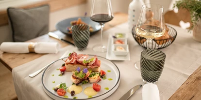 Luxusurlaub - Völlan - Prädikat „Südtiroler Gasthaus“ SPEISEN BEIM HANSWIRT IN RABLAND
Der Hanswirt gehört zu den ausgewählten Restaurants in Südtirol, die das Qualitätssiegel „Südtiroler Gasthaus“ führen dürfen. Die Speisen werden aus hochwertigen heimischen Bio-Zutaten der Jahreszeit und nach alt bewährten Rezepten zubereitet oder neu interpretiert. Im öfters von Gault Millau, Gambero Rosso und Michelin ausgezeichneten Gourmet-Restaurant genießen Sie vom Gastgeber selbst zubereitete Gerichte im klassisch stilvollen Stubenambiente. Besser geht’s nicht. - Hotel Hanswirt