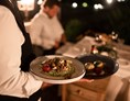 Luxushotel: Mit Gault Millau, Michelin und Gambero Rosso wiederholt ausgezeichnet, ist das Südtiroler Gourmet-Restaurant Hanswirt in Rabland in den gängigen Restaurantführern zu Hause. Die Gastgeber kochen selbst, interpretieren alte Rezepte neu, passen sie dem Zeitgeschmack an.  - Hotel Hanswirt