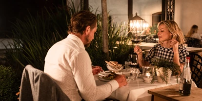 Luxusurlaub - Völlan - So treffen aufwendig zubereitete Saucen und Eingelegtes auf Frisches, leicht Bekömmliches, lassen raffinierte Geschmacksmomente entstehen. Auf der Terrasse, unter den Arkaden oder in den stilvollen Bauernstuben serviert, wird Essen im Hanswirt in Rabland zu einem luxuriösen Fest aller Sinne. - Hotel Hanswirt