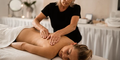 Luxusurlaub - Völlan - Wir bringen Sie zum Strahlen
SPA-ERLEBNIS IM WELLNESSHOTEL HANSWIRT IN RABLAND, SÜDTIROL
In unserem Spa haben wir für unsere Gäste Wohlfühl-Pakete geschnürt. Massagen entspannen, lindern Schmerzen und machen Ihr Leben wieder schön. Körper- und Gesichtsbehandlungen sind ein Naturbad für Ihren Körper, bringen Sie zum Strahlen. Sichern Sie sich frühzeitig Ihren Wunschtermin in unserem Wellnesshotel an der Rezeption. - Hotel Hanswirt