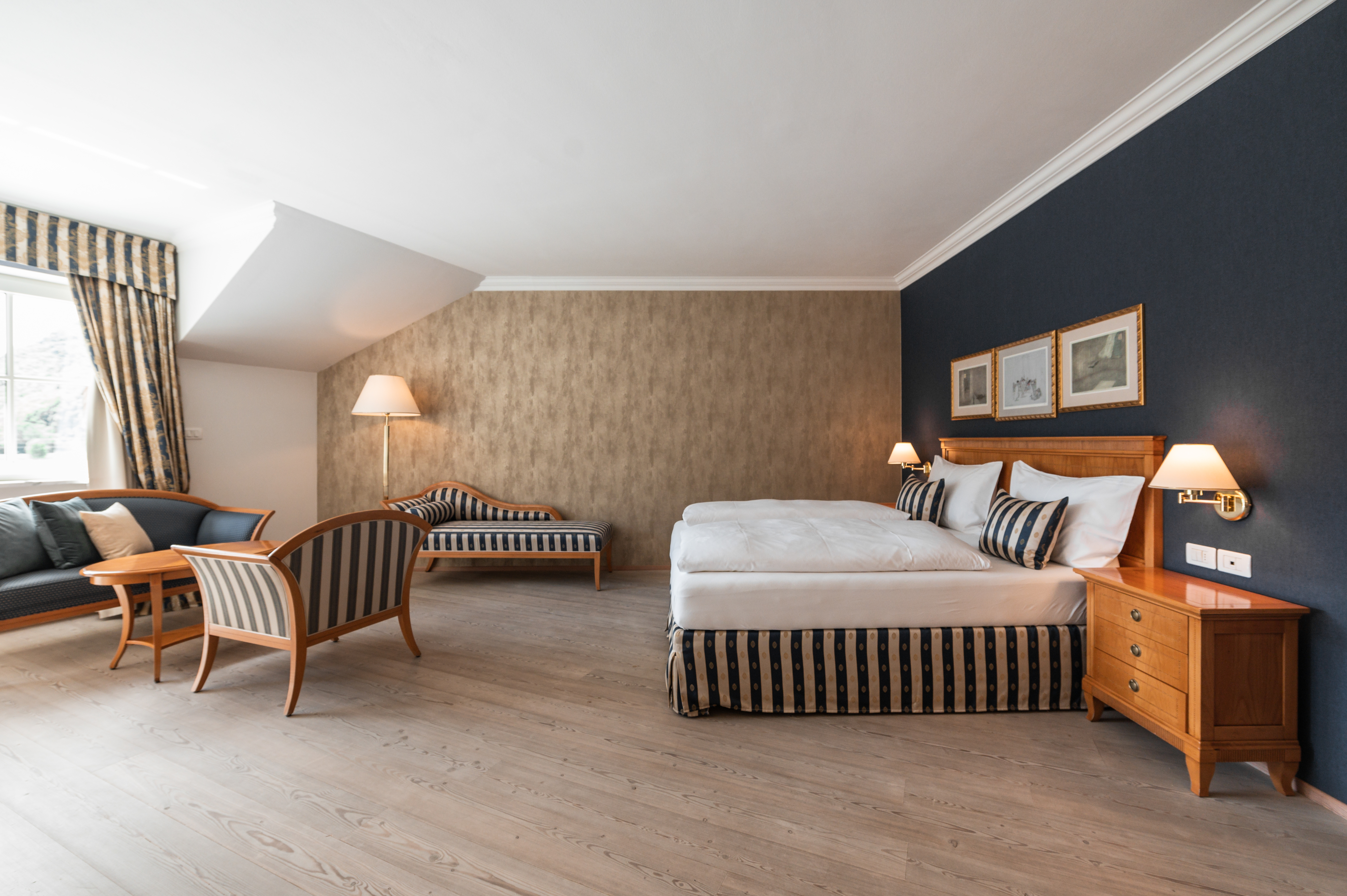 Luxushotel: DZ de Luxe Brunnenburg (45 qm für 1 - 3 Personen)
Traumhaftes Doppelzimmer zur Südseite mit Blick in den Garten, Balkon oder Terrasse, Wohnbereich mit 49 Zoll Flachbildschirm SAT-TV, Telefon, Safe, gratis Internet, Minibar, begehbarem Kleiderschrank und Holzboden. Großzügiges Badezimmer mit Badewanne und Dusche, WC, Bidet, Kosmetikspiegel, Haarföhn und Bademantel, Nichtraucherzimmer. - Hotel Hanswirt