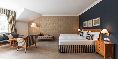 Luxusurlaub - Völlan - DZ de Luxe Brunnenburg (45 qm für 1 - 3 Personen)
Traumhaftes Doppelzimmer zur Südseite mit Blick in den Garten, Balkon oder Terrasse, Wohnbereich mit 49 Zoll Flachbildschirm SAT-TV, Telefon, Safe, gratis Internet, Minibar, begehbarem Kleiderschrank und Holzboden. Großzügiges Badezimmer mit Badewanne und Dusche, WC, Bidet, Kosmetikspiegel, Haarföhn und Bademantel, Nichtraucherzimmer. - Hotel Hanswirt