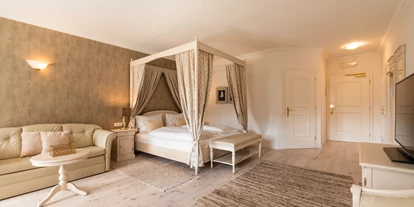 Luxusurlaub - Völlan - DZ de Luxe sup. Stachelburg (48 qm für 1 - 2 Personen)
Romantisches Doppelzimmer mit Himmelbett zur Südseite mit traumhafter Loggia, Wohnbereich mit 43 Zoll Flachbildschirm SAT-TV, Telefon, Safe, gratis Internet, Minibar, begehbarem Kleiderschrank und Holzboden. Geräumiges Badezimmer mit Badewanne und Dusche, WC, Bidet, Kosmetikspiegel, Haarföhn und Bademantel, Nichtraucherzimmer. - Hotel Hanswirt