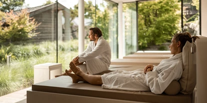 Luxusurlaub - Völlan -  Wellness ist die genussreiche Art bei sich anzukommen, sich wertzuschätzen. Kommen Sie zur Ruhe in einem gemütlichen Liegestuhl auf unserer Dachterrasse, in unserer 6.500 m² großen Gartenanlage neben Palmen, Ahorn und Lavendel oder genießen Sie die beruhigende Stille im Ruhe-Raum. Unser beheiztes Freibad ist mit 31 Grad ein herrliches Schwimmvergnügen in frischer Luft und durch eine Schwimmschleuse mit dem prächtigen Panorama-Hallenbad verbunden. Die Kelo-Sauna ist das Highlight unter den 5 Saunen. Genießen Sie romantische Stunden bei einem raffinierten Cocktail oder einem köstlichen Drink, ein Anruf genügt und der Aperol Spritz erreicht Sie auf der Ruheinsel, am Pool, wo immer Sie sind. - Hotel Hanswirt