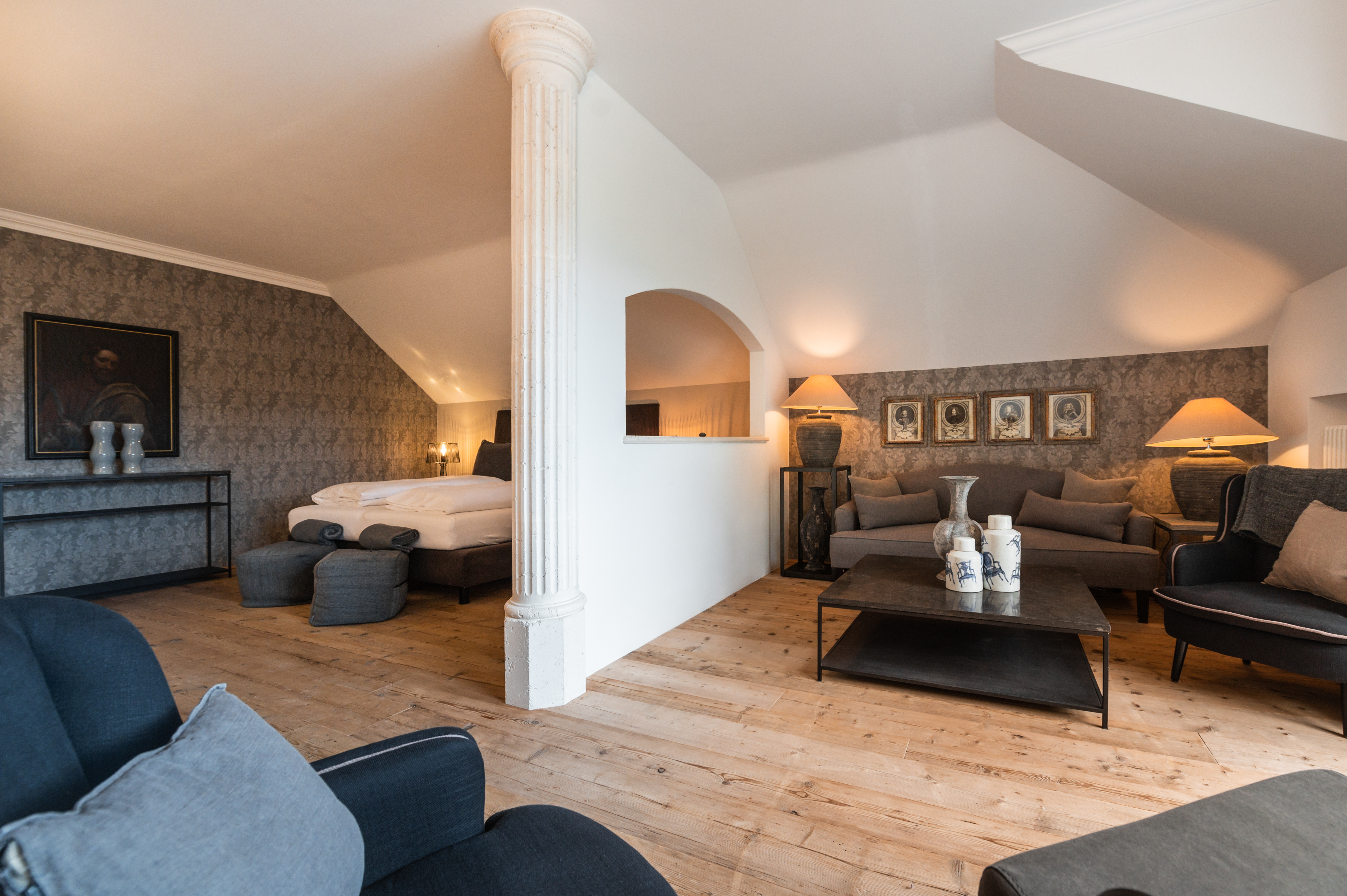 Luxushotel: Junior Suite Churburg (52 qm für 1 - 4 Personen)
Junior Suite zur Südseite mit Blick in den Garten, Balkon oder Terrasse, teilweise oder ganz abgetrennter Schlaf- und Wohnbereich mit 49 Zoll Flachbildschirm SAT-TV, Telefon, Safe, gratis Internet, Minibar, begehbarem Kleiderschrank, Holzboden. Großzügiges Badezimmer mit Badewanne und Dusche, WC, Bidet, Kosmetikspiegel, Haarföhn und Bademantel, Nichtraucherzimmer. - Hotel Hanswirt