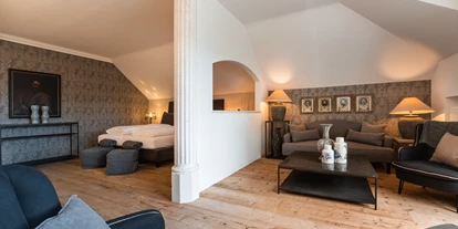 Luxusurlaub - Völlan - Junior Suite Churburg (52 qm für 1 - 4 Personen)
Junior Suite zur Südseite mit Blick in den Garten, Balkon oder Terrasse, teilweise oder ganz abgetrennter Schlaf- und Wohnbereich mit 49 Zoll Flachbildschirm SAT-TV, Telefon, Safe, gratis Internet, Minibar, begehbarem Kleiderschrank, Holzboden. Großzügiges Badezimmer mit Badewanne und Dusche, WC, Bidet, Kosmetikspiegel, Haarföhn und Bademantel, Nichtraucherzimmer. - Hotel Hanswirt