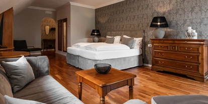 Luxusurlaub - Völlan - DZ de Luxe superior Turm (50 qm für 1 - 2 Personen)
Doppelzimmer im Turm mit traumhafter Aussicht zur Südseite, Loggia, Wohnbereich mit 49 Zoll Flachbildschirm SAT-TV, Telefon, Safe, gratis Internet, Minibar, Holzboden. Badezimmer mit Badewanne oder Dusche, WC, Kosmetikspiegel, Haarföhn und Bademantel, Nichtraucherzimmer. - Hotel Hanswirt