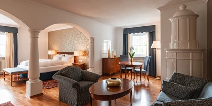 Luxusurlaub - Völlan - Suite Tarantsberg (65 qm für 1 - 4 Personen)
Fürstliche und ausgesprochen schöne Doppelzimmer-Suite zur Südseite mit Balkon oder Terrasse, teilweise oder ganz abgetrennter Schlaf- und Wohnbereich, 55 Zoll Flachbildschirm SAT-TV, Kachelofen, Telefon, Safe, gratis Internet, Minibar, begehbarer Kleiderschrank, Holzboden oder Teppich. Matratzensystem: Metzeler AirLine Spring Agile. Großzügiges Badezimmer mit Badewanne und Dusche, separates WC, Bidet, Kosmetikspiegel, Haarföhn und Bademantel, Nichtraucherzimmer. - Hotel Hanswirt