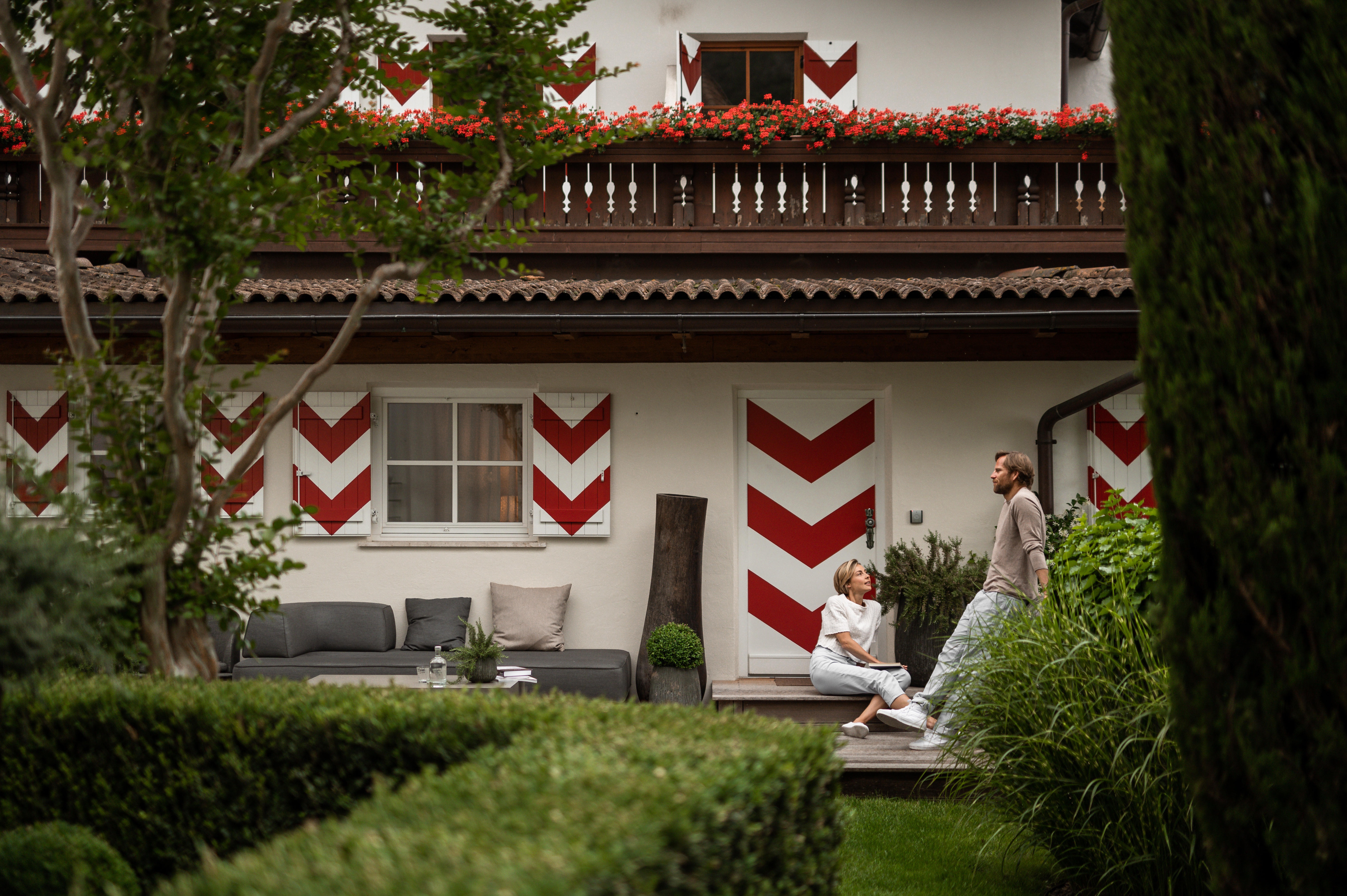 Luxushotel: Suite Giardino (70 qm für 1 - 4 Personen)
Bungalow mit separatem Eingang; Luxuriöse Doppelzimmer-Suite mit Holzboden und großer Terrasse, getrennter Wohn- und Schlafbereich mit 55 Zoll Flachbildschirm SAT-TV, Minibar, Safe, Telefon, Klima. Geräumiges Badezimmer mit Badewanne und Dusche, Bidet, separates WC, Kosmetikspiegel, Haarföhn und Bademantel. Matratzensystem: Metzeler AirLine Spring Agile. - Hotel Hanswirt