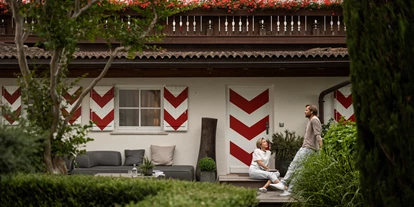 Luxusurlaub - Völlan - Suite Giardino (70 qm für 1 - 4 Personen)
Bungalow mit separatem Eingang; Luxuriöse Doppelzimmer-Suite mit Holzboden und großer Terrasse, getrennter Wohn- und Schlafbereich mit 55 Zoll Flachbildschirm SAT-TV, Minibar, Safe, Telefon, Klima. Geräumiges Badezimmer mit Badewanne und Dusche, Bidet, separates WC, Kosmetikspiegel, Haarföhn und Bademantel. Matratzensystem: Metzeler AirLine Spring Agile. - Hotel Hanswirt
