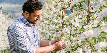 Luxusurlaub - Völlan - Gutes vom Bio-Bauernhof 
Manuel ist Obst- und Weinbauer und Gerlinde Laimers Mann. Er bewirtschaftet den großen Bio-Bauernhof und Südtiroler Erbhof Laimer in Rabland und pflegt die Obstwiesen und Weinstöcke im Weinberg. Der vorzügliche weiße Cuvée und Blauburgunder Riserva werden im Restaurant Hanswirt kredenzt. Aus dem Kräutergarten in Rabland kommt würzig Frisches auf den Tisch. - Hotel Hanswirt