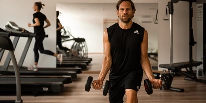 Luxusurlaub - Völlan - Beweglichkeit, Kraft und Wohlbefinden. Bringen Sie sich ins Schwitzen in Ihrem Südtiroler Hotel mit Fitnessstudio, ausgestattet mit innovativen Vision-Geräten und Technogym-, Cardio- und Kraftequipment, geöffnet täglich von 7.00 bis 20.00 Uhr. Träumen Sie zu Ihrem Lieblingssong oder einfach zum Fenster raus, während Sie Ihrem Körper unter optimaler Anpassung an Ihre Bedürfnisse auf unseren Fitnessgeräten etwas Gutes tun.  - Hotel Hanswirt