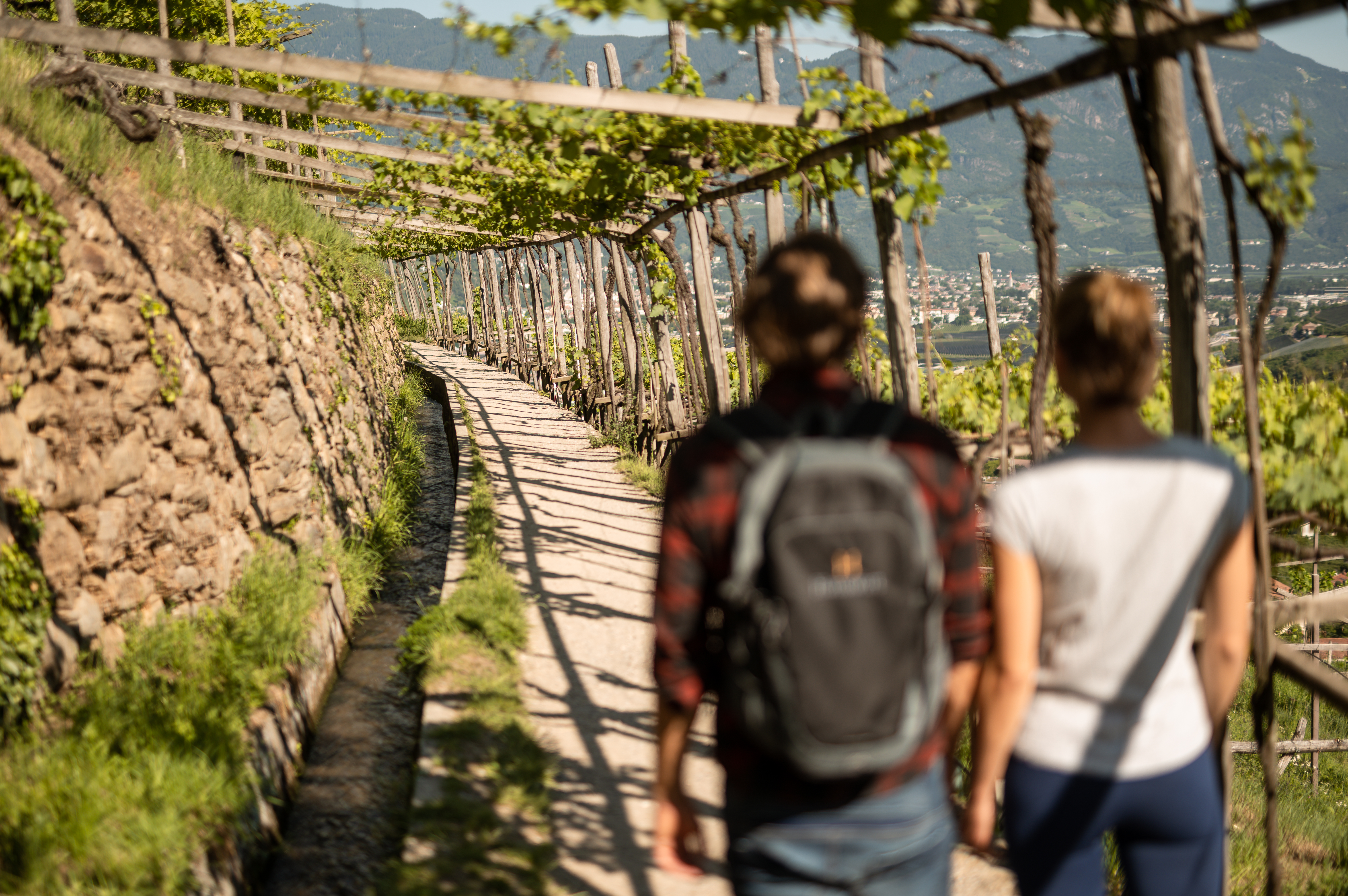 Luxushotel: Wissen Sie, was ein Waalweg ist? Am besten, Sie erkunden einen dieser jahrhundertalten Bewässerungskanäle für Wiesen und Äcker bei Ihrem malerischen Wanderurlaub durch das Meraner Land oder den Vinschgau.  - Hotel Hanswirt