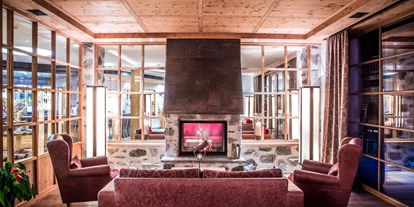Luxusurlaub - Sen Jan di Fassa - Bibliothek/ Kaminzimmer - Tirler - Dolomites Living Hotel