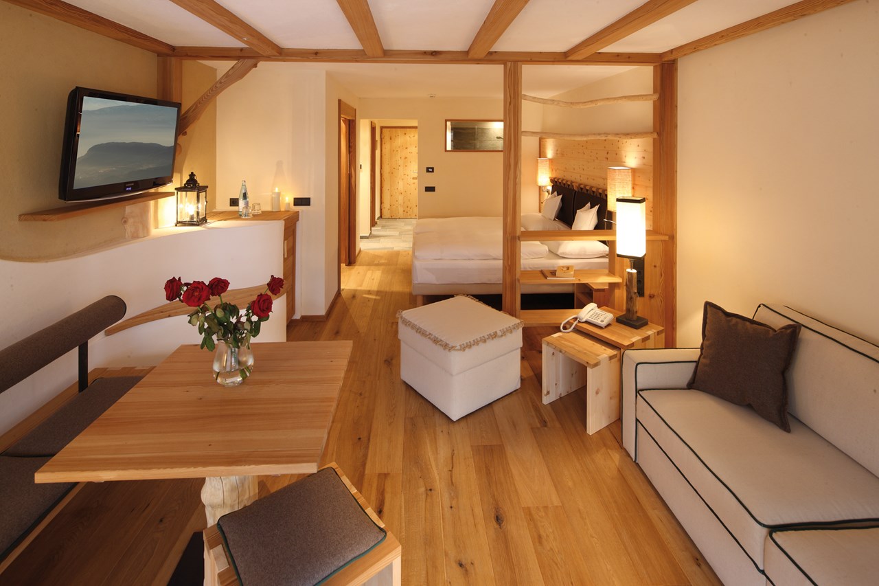 Tirler - Dolomites Living Hotel Zimmerkategorien Besondere Zimmer mit einer atemberaubenden Aussicht Junior-Suite – 46 m²