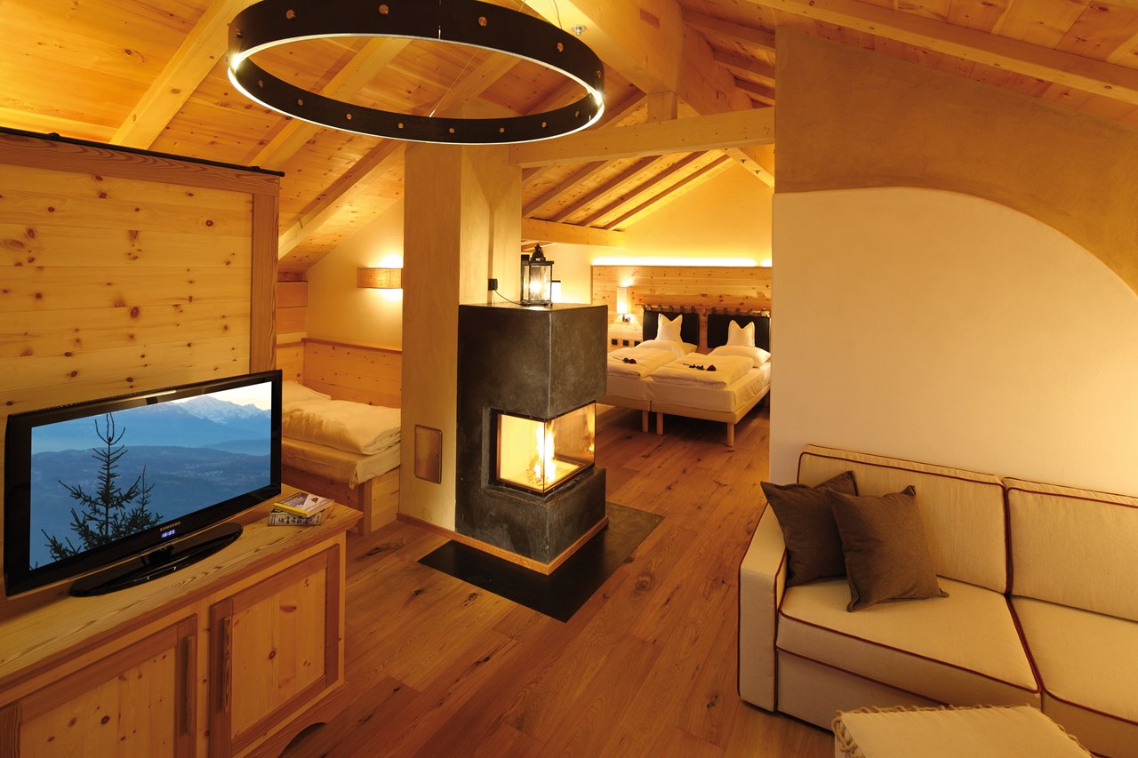 Tirler - Dolomites Living Hotel Zimmerkategorien Wärme strahlt diese Suite aus, in der Sie sich sofort zu Hause fühlen werden. Suite – 58 m²
