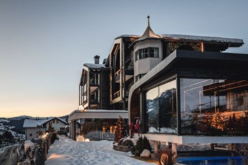 Luxushotel: Winteransicht mit Panoramasauna über den Freibad - Alpin Garden Luxury Maison & Spa