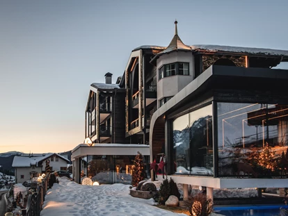 Luxusurlaub - Sen Jan di Fassa - Winteransicht mit Panoramasauna über den Freibad - Alpin Garden Luxury Maison & Spa