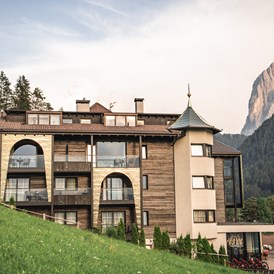 Luxushotel: West-Ansicht mit Langkofelblick - Alpin Garden Luxury Maison & Spa