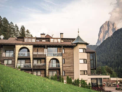 Luxusurlaub - Sen Jan di Fassa - West-Ansicht mit Langkofelblick - Alpin Garden Luxury Maison & Spa
