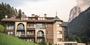 Luxusurlaub - Saunalandschaft: Außensauna - West-Ansicht mit Langkofelblick - Alpin Garden Luxury Maison & Spa
