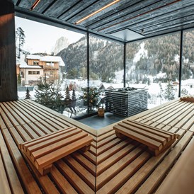 Luxushotel: Panoramasauna mit Blick über den Pool - Alpin Garden Luxury Maison & Spa