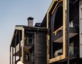 Luxushotel: Moderne Architektur mit verkohltem Holz und goldenen Rahmen - Alpin Garden Luxury Maison & Spa