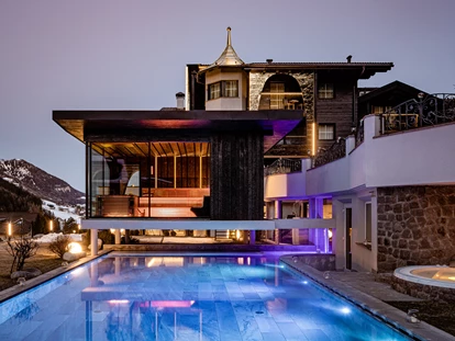 Luxusurlaub - Sen Jan di Fassa - Aussenpool mit panoramischer Schwebe-Sauna - Alpin Garden Luxury Maison & Spa