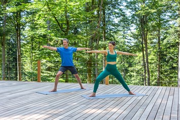 Luxushotel: Yogaplattform im WaldSpa - Wellness & Naturresort Reischlhof - Wellness & Naturresort Reischlhof **** Superior 